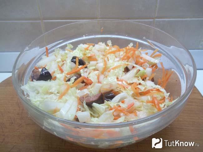 Готовый салат с пекинской капустой, корейской морковью и инжиром
