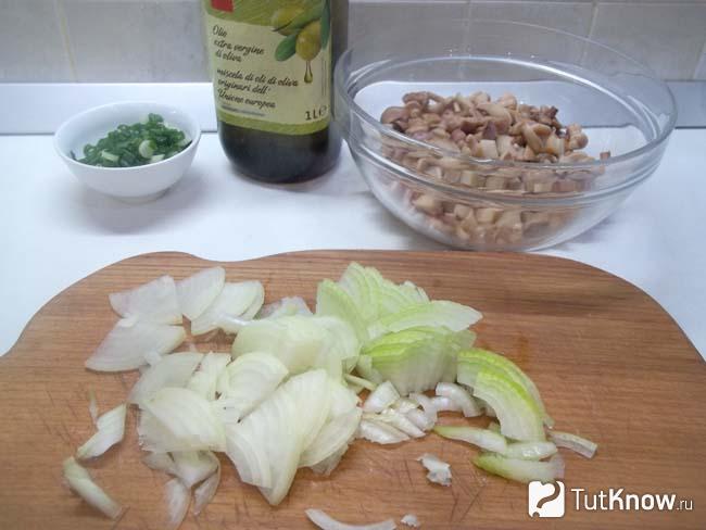 Репчатый лук нашинкован
