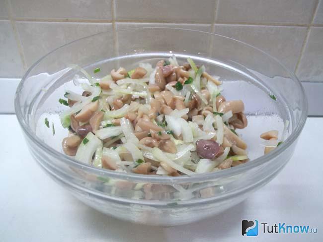 Готовые шампиньоны маринованные с луком в масле