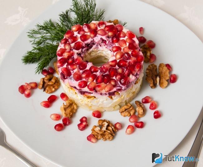 Салат с курицей и гранатом