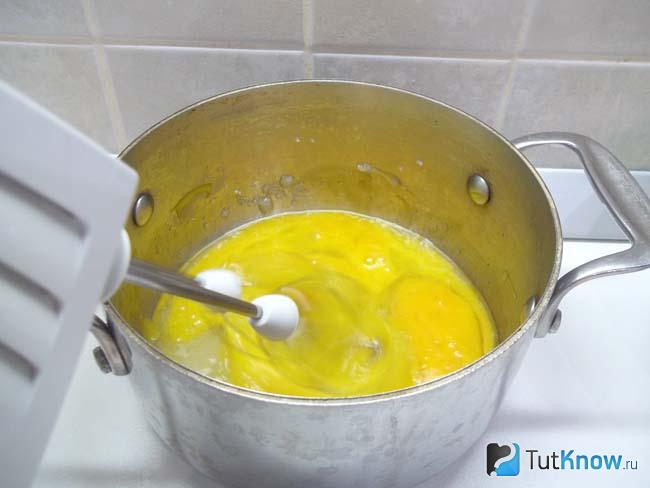 Яйца с сахаром взбиты миксером
