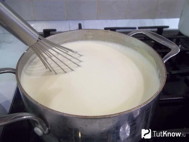 К яйцам налито молоко