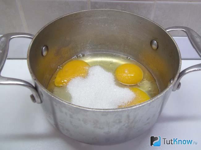 Яйца с сахаром помещены в кастрюлю