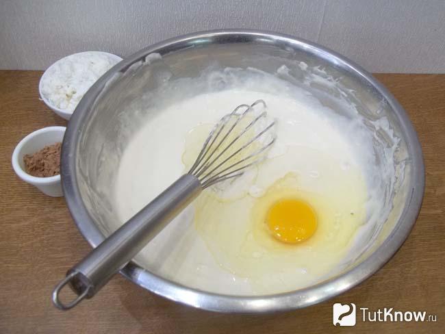 В тесто добавлены яйца