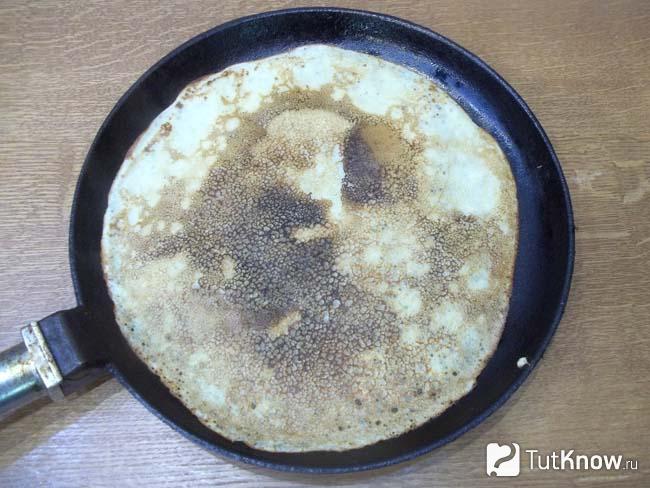 Готовые медовые блины с маком
