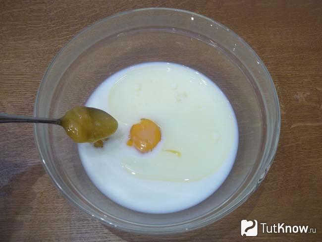 Молоко соединено с яйцами, маслом и медом