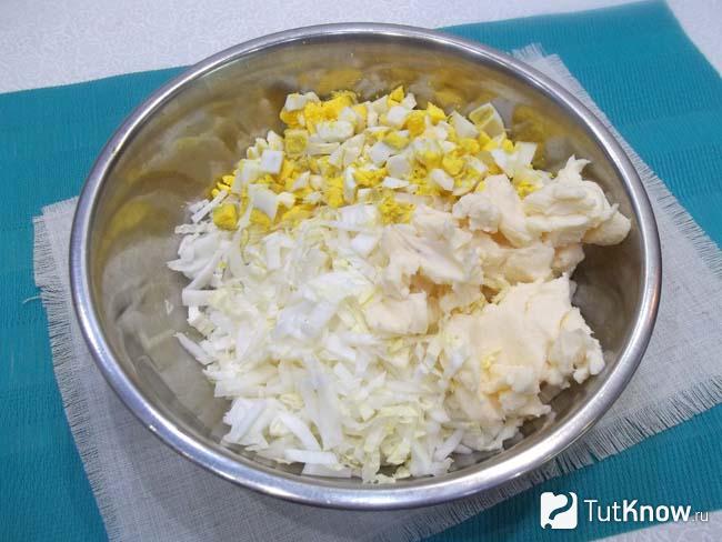 Яйца отварены и нарезаны кубиками