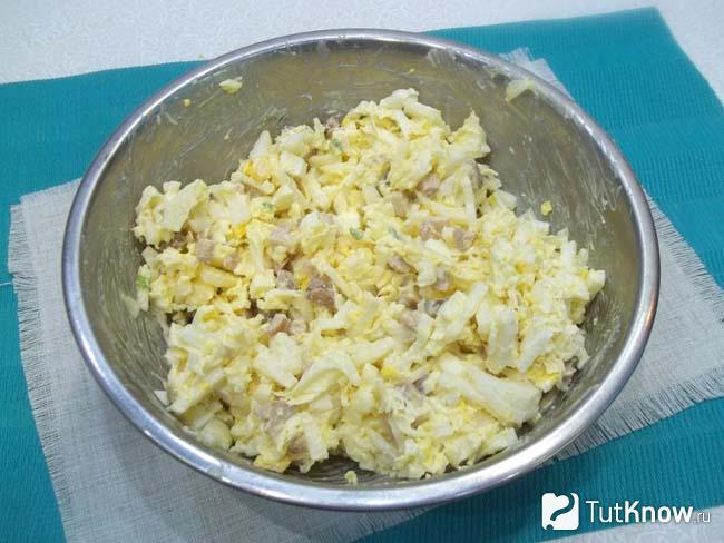 Готовый салат из пекинской капусты, грибов, яиц и плавленого сыра