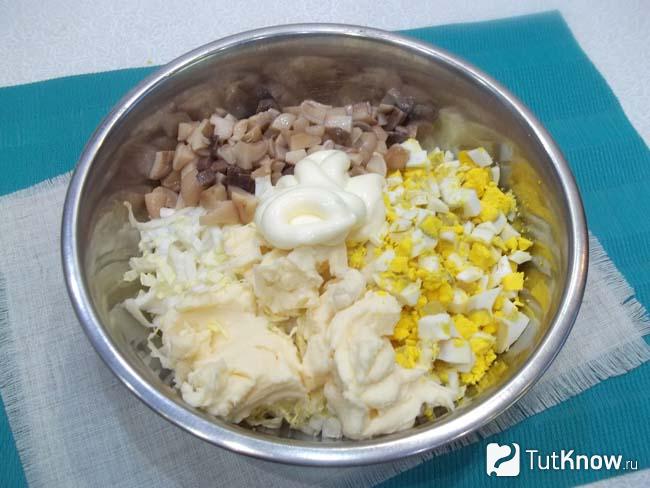 Продукты соединены и добавлен майонез