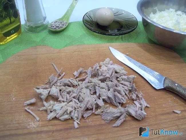 Отваренное мясо нарезано