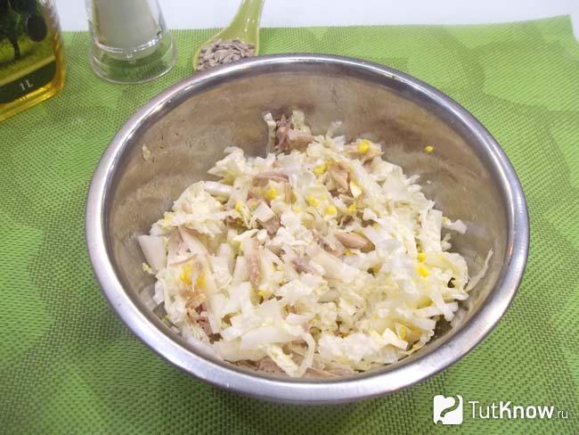 Готовый мясной салат с пекинской капустой и яйцами