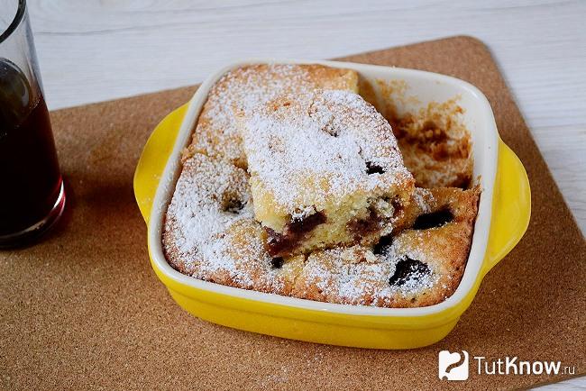 Готовый пирог с клубникой