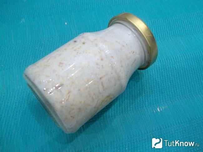 Готовая овсянка в банке с йогуртом, медом и отрубями