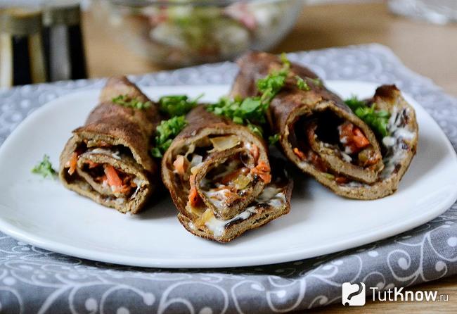 Готовые к подаче блины из печенки с овощами