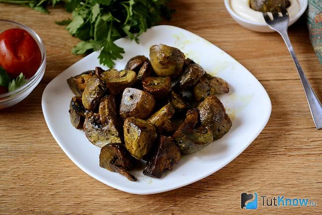 Шашлык из шампиньонов на тарелке