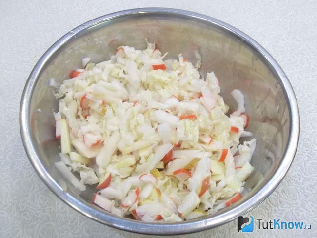 Готовый салат с крабовыми палочками, пекинской капустой, грушами и яблоками