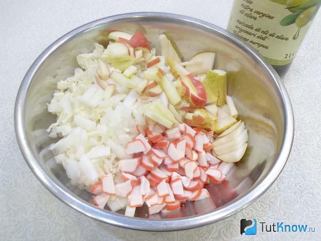 Продукты соединены в миске и заправлены маслом