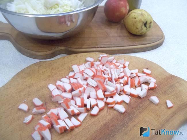 Крабовые палочки нарезаны