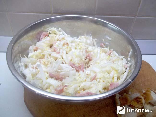 Куриное мясо перемешано с капустой