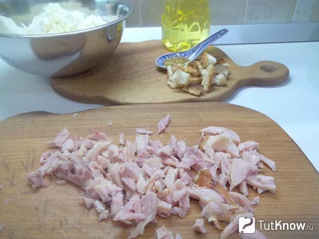 Куриное мясо нарезано