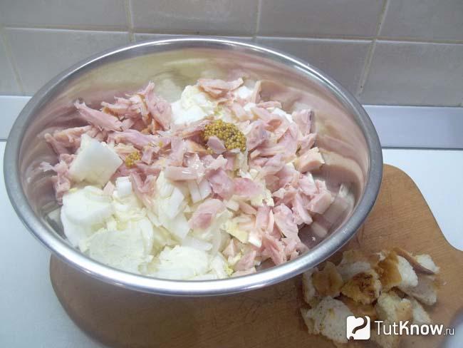 Куриное мясо соединено с капустой, горчицей и маслом