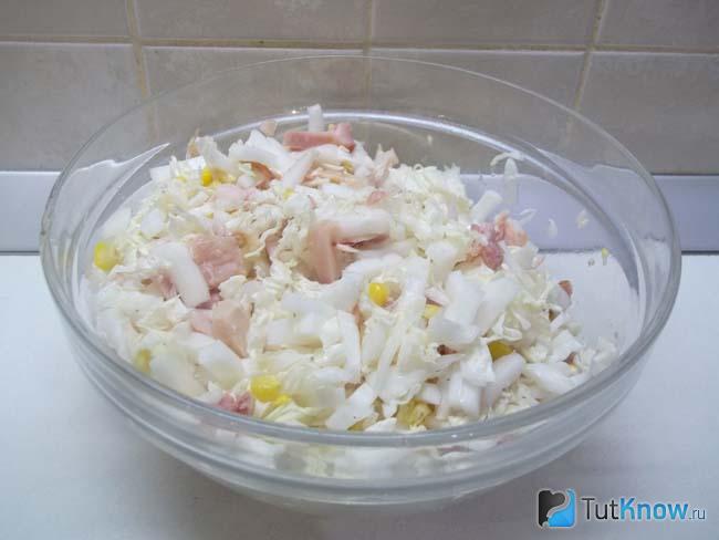 Готовый салат с пекинской капустой, копченым окороком и кукурузой
