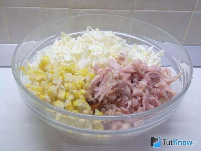 Капуста соединена с курицей и кукурузой