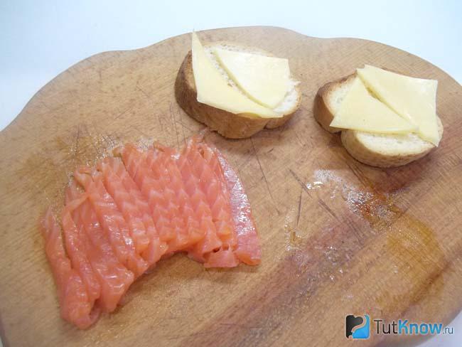 На хлеб выложен нарезанный сыр