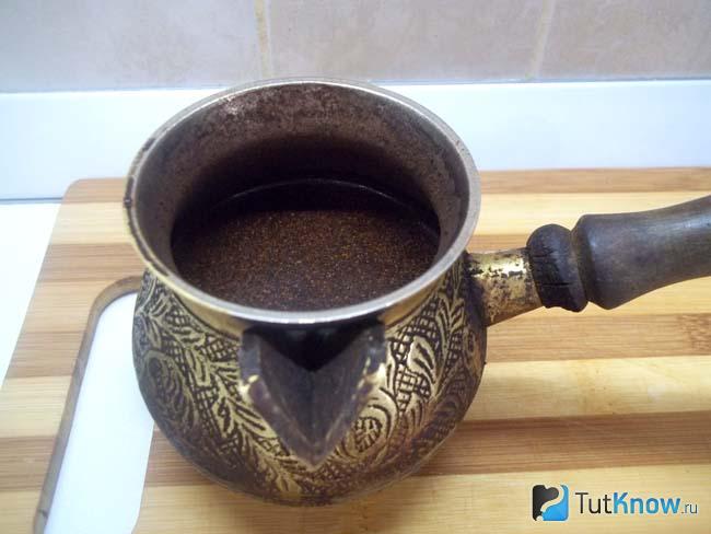 В турку налита вода