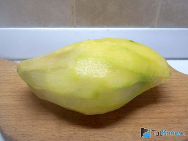 Манго очищено от шкурки