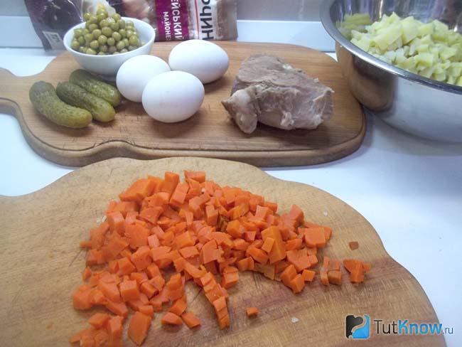 Морковь отварена, очищена и нарезана кубиками