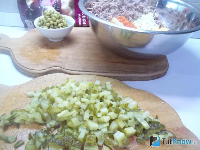 Огурцы нарезаны кубиками