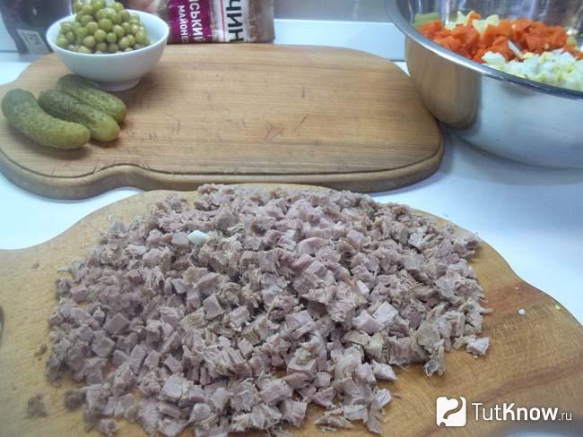 Мясо отварено, очищено и нарезано кубиками