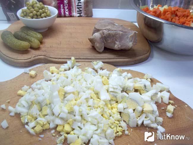 Яйца отварены, очищены и нарезаны кубиками