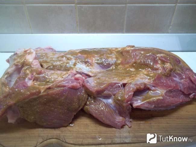 Мясо обмазано маринадом