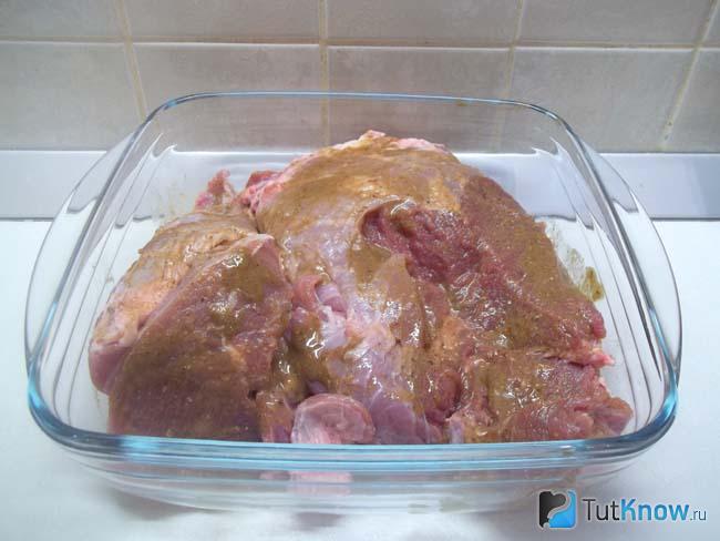 Мясо выложено в миску и отправлено в духовку