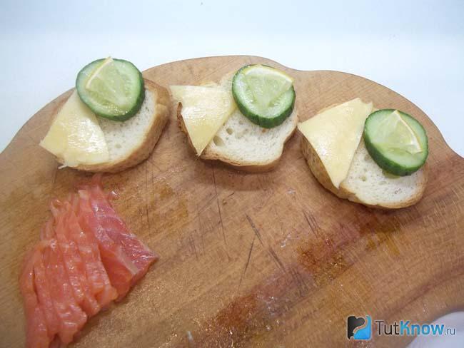 На огурцы выложены кусочки лимона