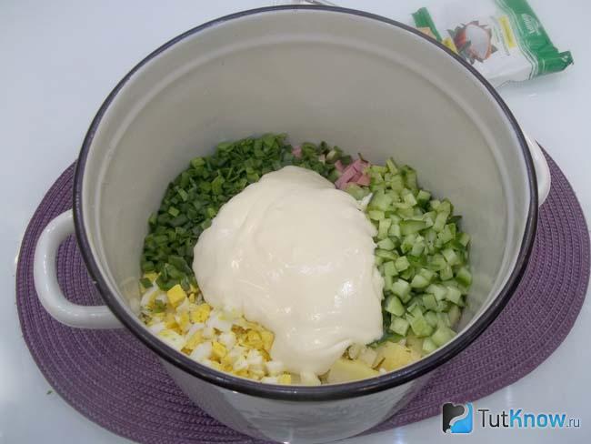 Продукты сложены в кастрюлю и добавлена сметана