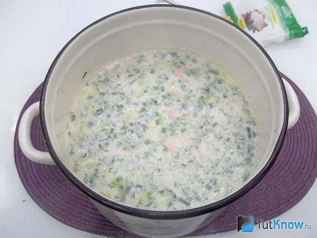 Готовая окрошка с копченостями и сметаной
