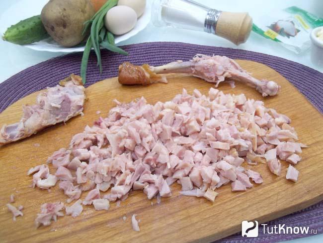 Копченый окорок нарезан