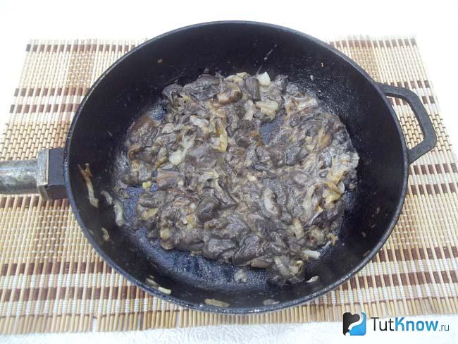 Готовые грибы с луком в сметане