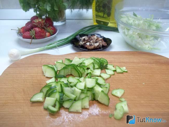 Огурцы нарезаны полукольцами