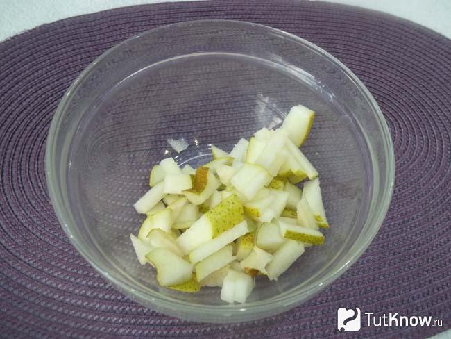 Груши нарезаны кубиками