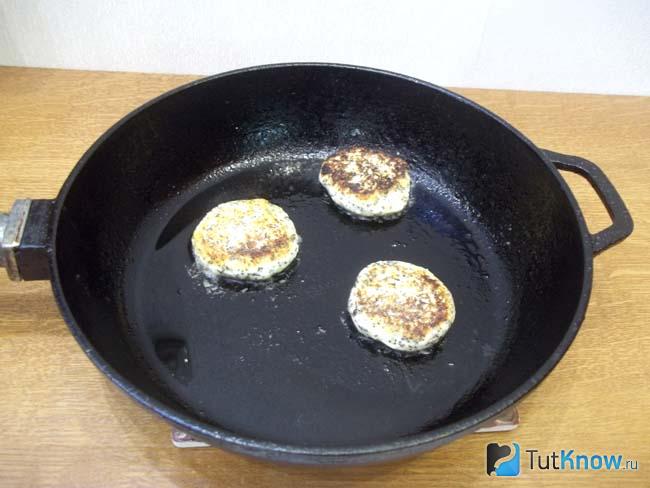 Готовые маковые сырники с мукой на сковороде