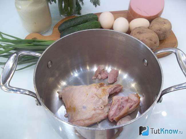 окрошка с копченой курицей на минералке. 1551291644 3. окрошка с копченой курицей на минералке фото. окрошка с копченой курицей на минералке-1551291644 3. картинка окрошка с копченой курицей на минералке. картинка 1551291644 3. Мы приготовить окрошку на минералки. Заправим её майонезом, хотя можно и сметаной. Кислоту и соль предлагаем регулировать лимонным соком. Давайте готовить?