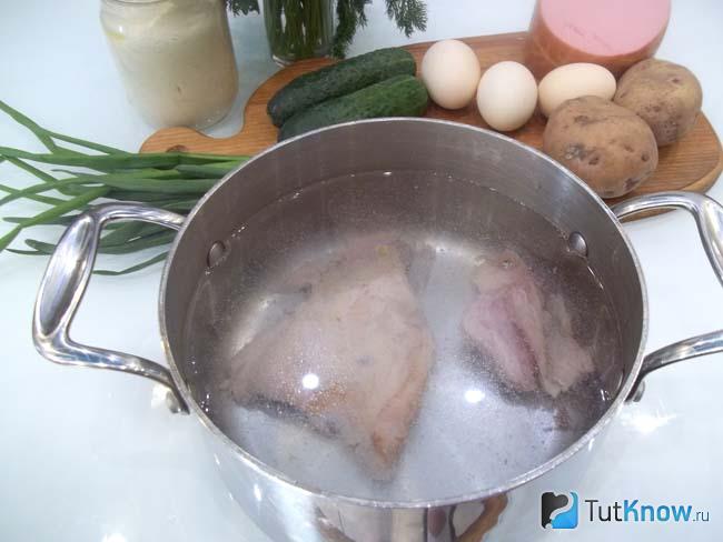 окрошка с копченой курицей на минералке. 1551291648 4. окрошка с копченой курицей на минералке фото. окрошка с копченой курицей на минералке-1551291648 4. картинка окрошка с копченой курицей на минералке. картинка 1551291648 4. Мы приготовить окрошку на минералки. Заправим её майонезом, хотя можно и сметаной. Кислоту и соль предлагаем регулировать лимонным соком. Давайте готовить?