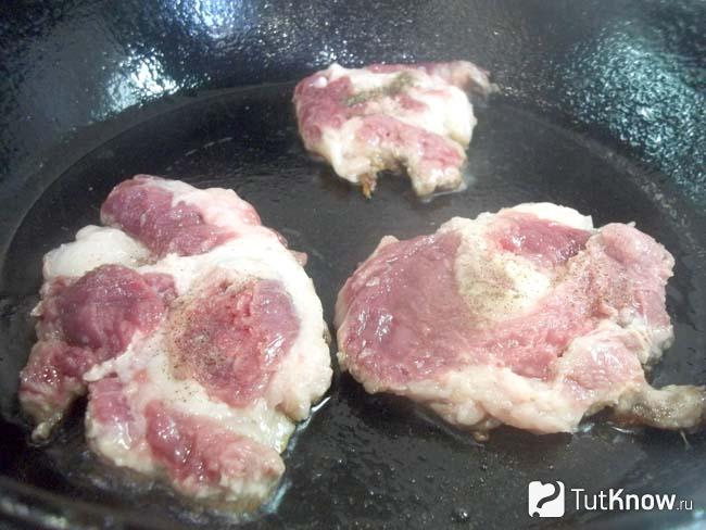 Мясо приправлено перцем