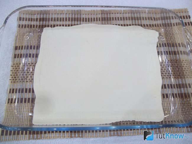 Можно размораживать слоеное тесто в микроволновке. Форма конверт из теста для запекания.