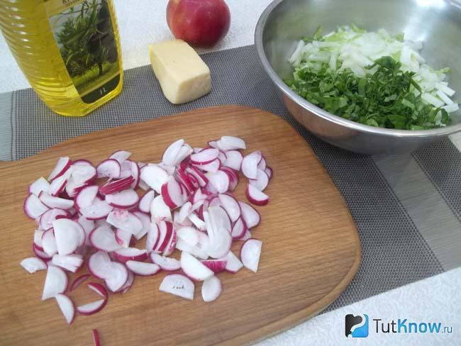 Редиска нарезана полукольцами