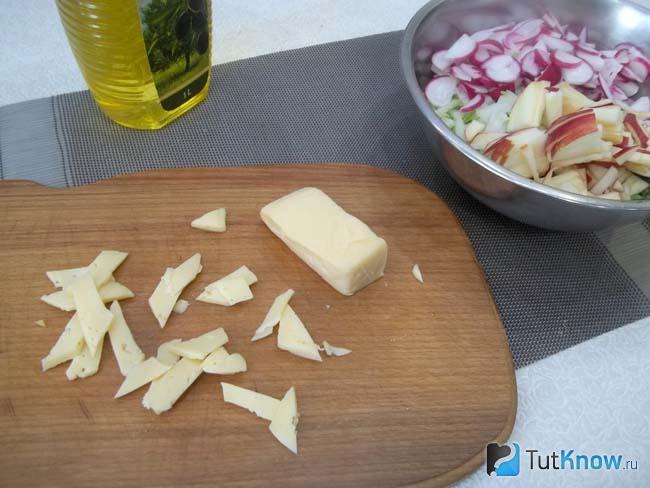 Сыр нарезан соломкой